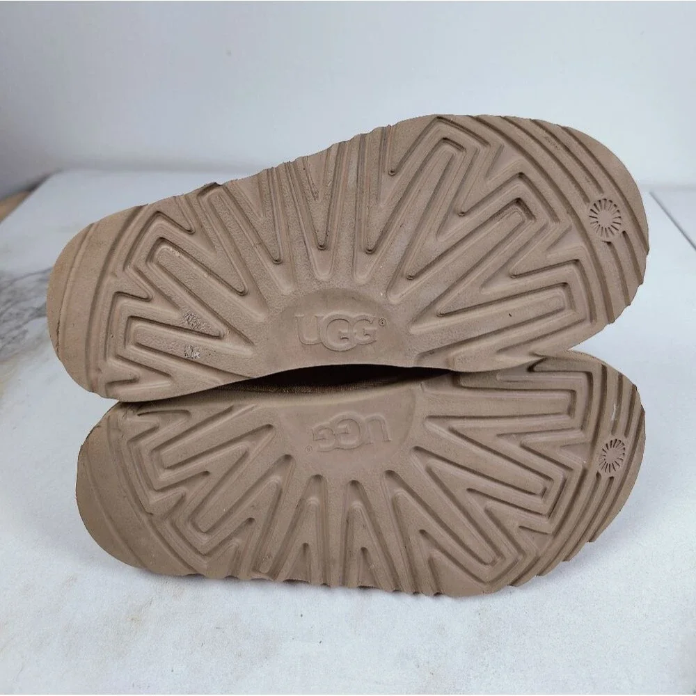 UGG Boys' Neumel II Tan Suede Shearling Winter Chukka Ankle Boots, Sz 4